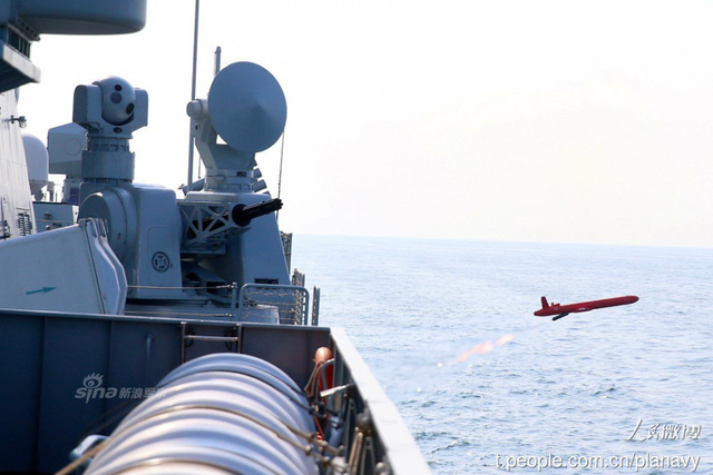 中国动2万吨巨舰练夺岛 形似钓鱼岛