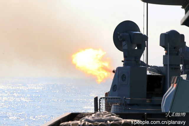 中国动2万吨巨舰练夺岛 形似钓鱼岛