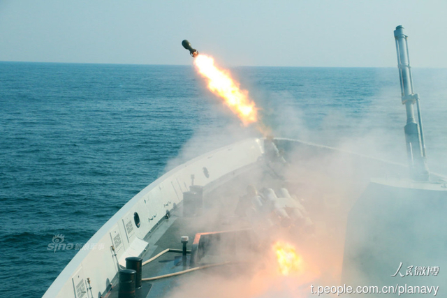 中国动2万吨巨舰练夺岛 形似钓鱼岛