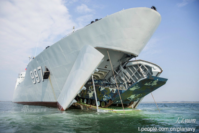 中国动2万吨巨舰练夺岛 形似钓鱼岛