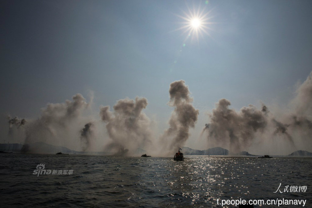 中国动2万吨巨舰练夺岛 形似钓鱼岛