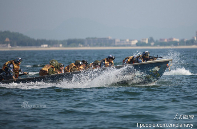 中国动2万吨巨舰练夺岛 形似钓鱼岛