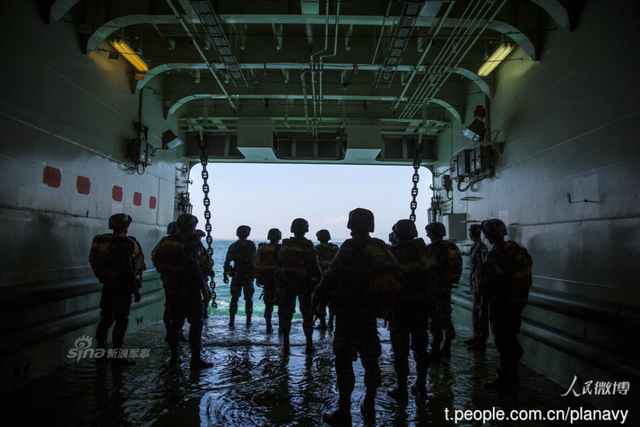 中国动2万吨巨舰练夺岛 形似钓鱼岛