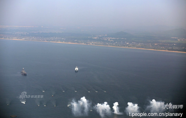 中国动2万吨巨舰练夺岛 形似钓鱼岛