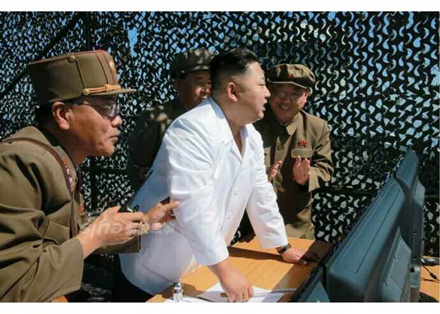 试完核弹试卫星:金正恩指导新型火箭发动机点火