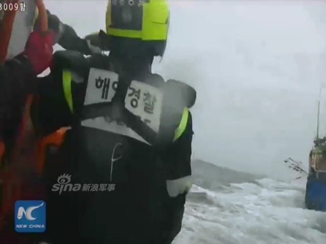 中国渔船起火现场视频曝光！韩国海警强行登船