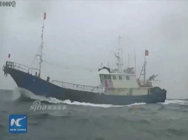 中国渔船起火现场视频曝光！韩国海警强行登船