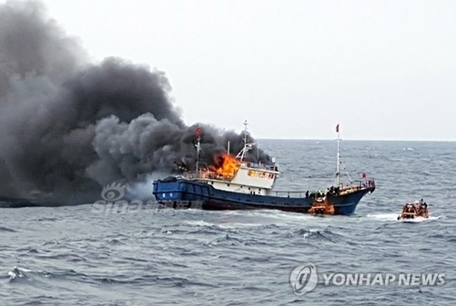中国渔船起火现场视频曝光！韩国海警强行登船