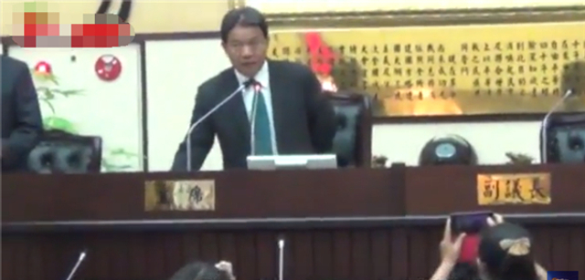 台湾省政治闹剧 国民党和民进党在市议会打起来