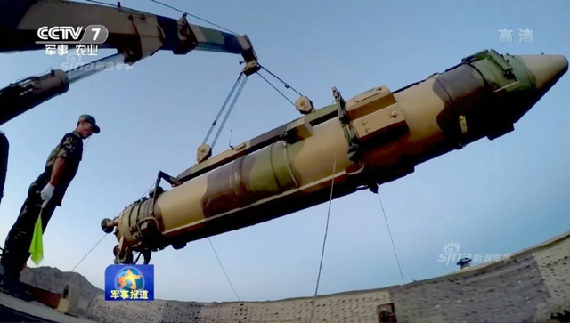 中国火箭军高调展示东风21C实弹发射