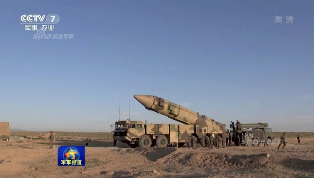 中国火箭军高调展示东风21C实弹发射