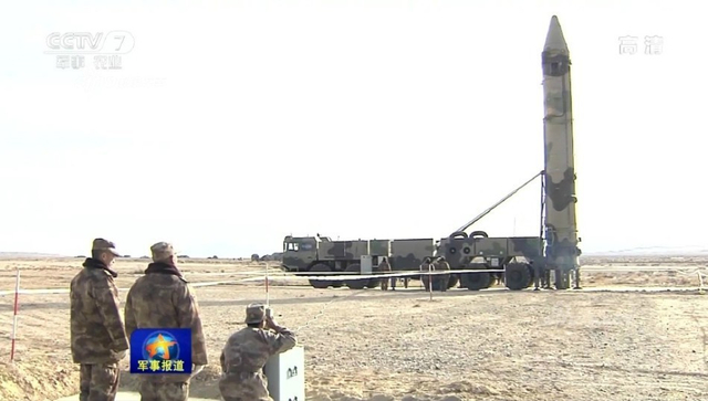 中国火箭军高调展示东风21C实弹发射