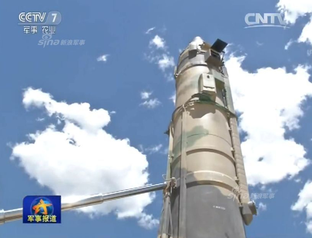 中国火箭军高调展示东风21C实弹发射