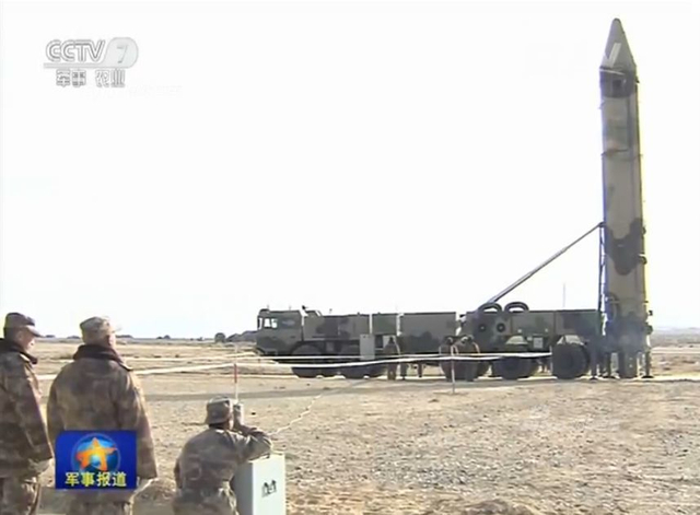 中国火箭军高调展示东风21C实弹发射