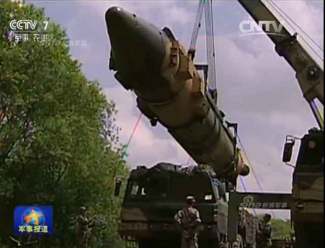 中国火箭军高调展示东风21C实弹发射
