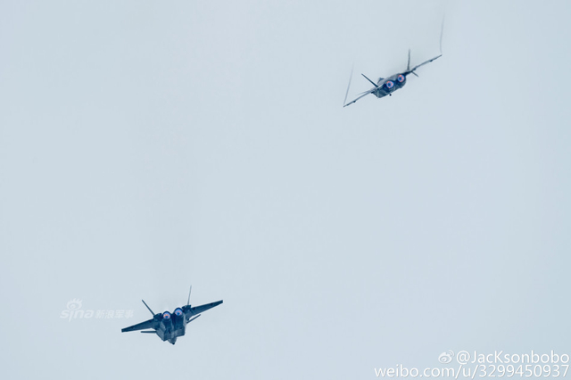 双龙上天太凶猛!新涂装歼20战机编队霸气飞行