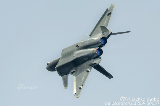 双龙上天太凶猛!新涂装歼20战机编队霸气飞行