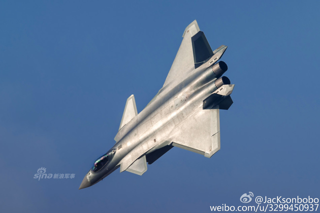 双龙上天太凶猛!新涂装歼20战机编队霸气飞行