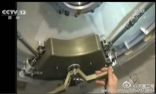 中国神舟对接成功!宇航员进入天宫二号空间站