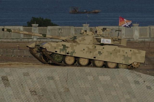 VT4主战坦克在珠海撒欢狂飙