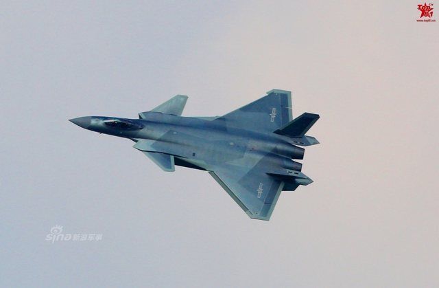 利剑破长空，真帅！中国歼20战机航展前再现身