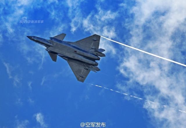 歼20第一次出现官媒军事频道