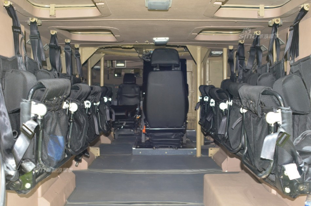 带你坐进装甲车！中国vp10轮式战车内部全曝光