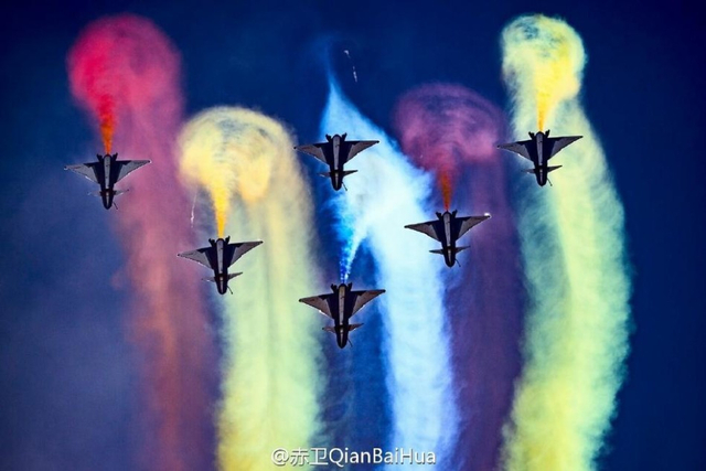 八一飞行表演队蓝天作画