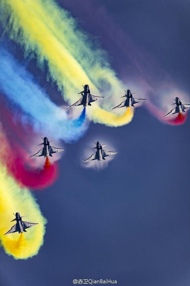 八一飞行表演队蓝天作画 彩烟如此绚丽