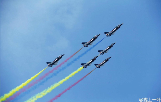 八一飞行表演队蓝天作画 彩烟如此绚丽