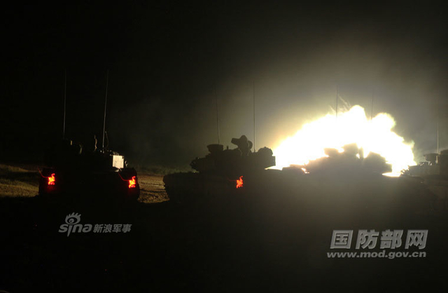 陆上最强钢铁猛兽！中国99式主战坦克冲过泥潭