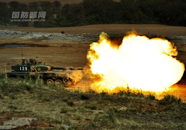 陆上最强钢铁猛兽！中国99式主战坦克冲过泥潭
