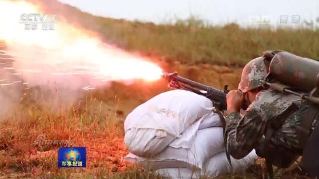 解放军两栖合成营05式战车突击：备战台海战事