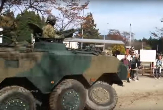 日本货质量就好?自卫队装甲车行驶中轮子掉了