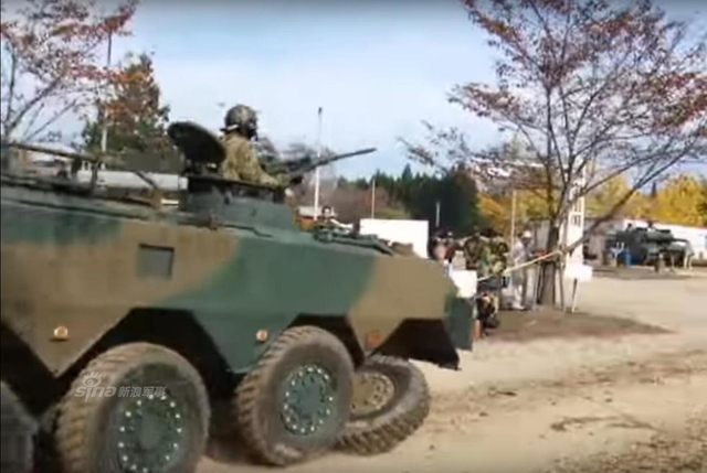 日本货质量就好?自卫队装甲车行驶中轮子掉了