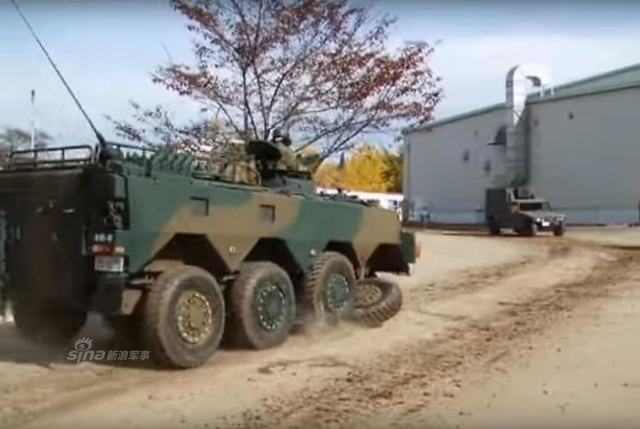 日本货质量就好?自卫队装甲车行驶中轮子掉了