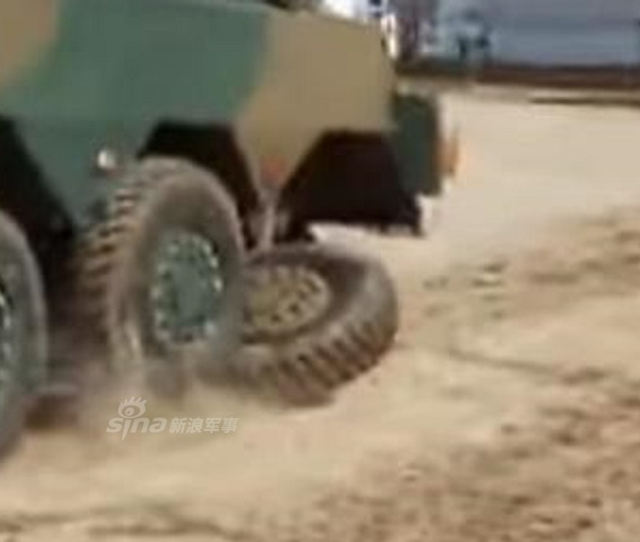 日本货质量就好?自卫队装甲车行驶中轮子掉了