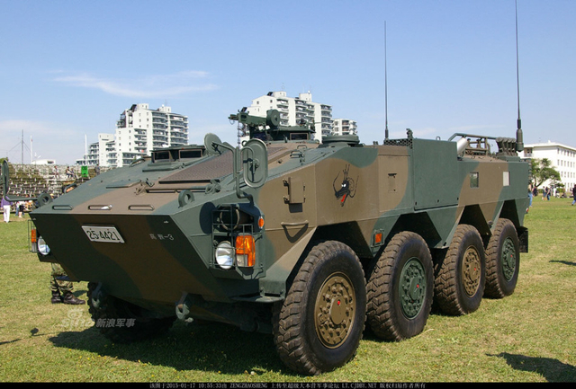 日本货质量就好?自卫队装甲车行驶中轮子掉了