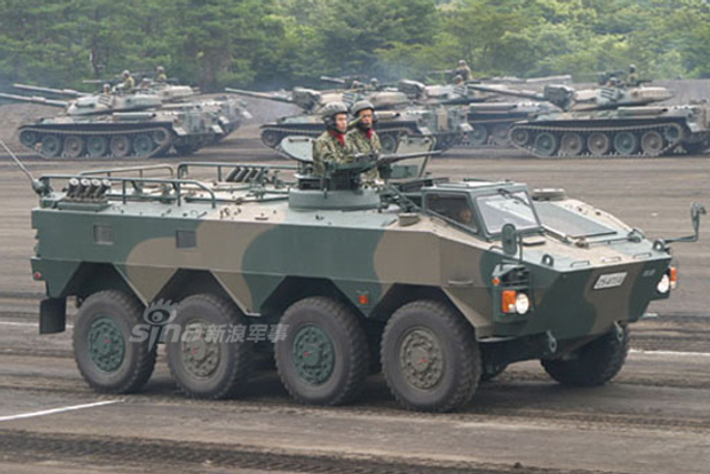 日本货质量就好?自卫队装甲车行驶中轮子掉了