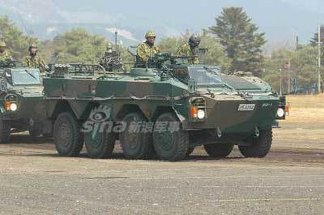 日本货质量就好?自卫队装甲车行驶中轮子掉了