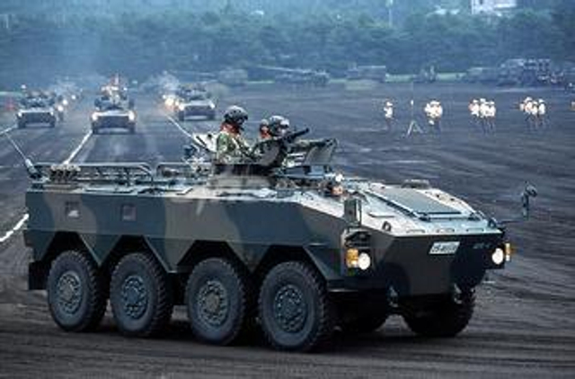 日本货质量就好?自卫队装甲车行驶中轮子掉了