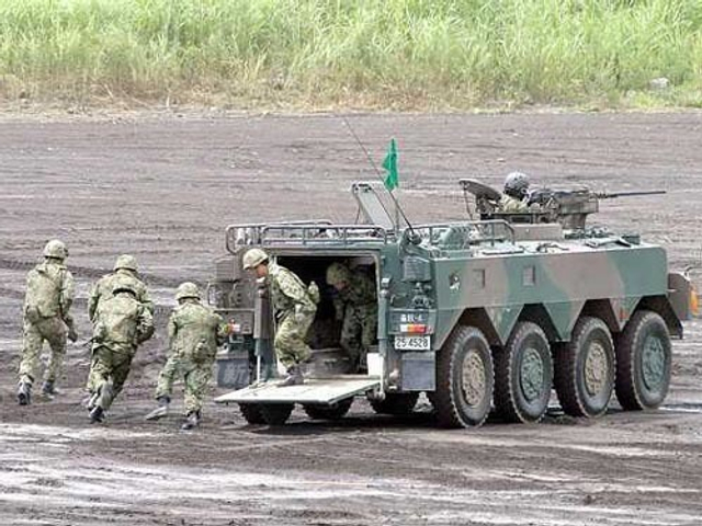 日本货质量就好?自卫队装甲车行驶中轮子掉了