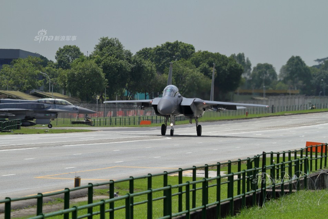 这个小国凭什么叫嚣中国?新加坡F15G公路起降