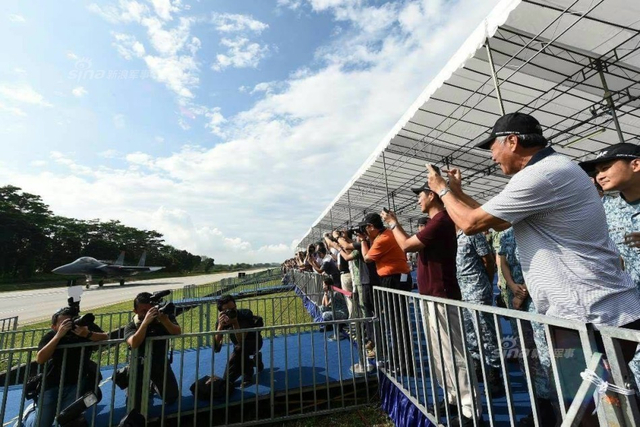 这个小国凭什么叫嚣中国?新加坡F15G公路起降