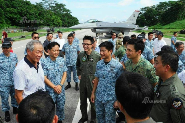 这个小国凭什么叫嚣中国?新加坡F15G公路起降