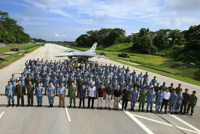 这个小国凭什么叫嚣中国?新加坡F15G公路起降