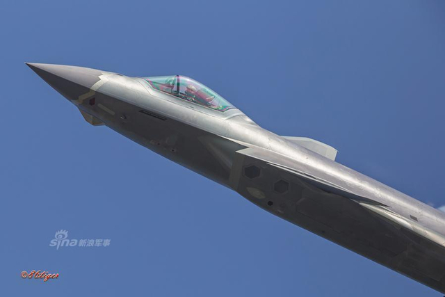 真美!歼20座舱盖涂层五彩反光