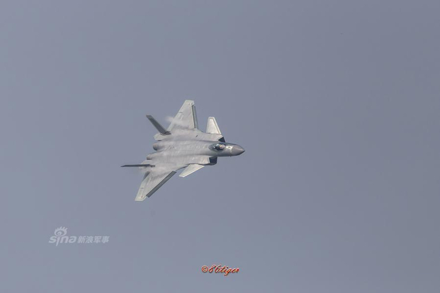 歼20座舱盖涂层五彩反光!不选一体化并非落后