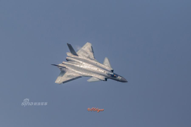 歼20座舱盖涂层五彩反光!不选一体化并非落后