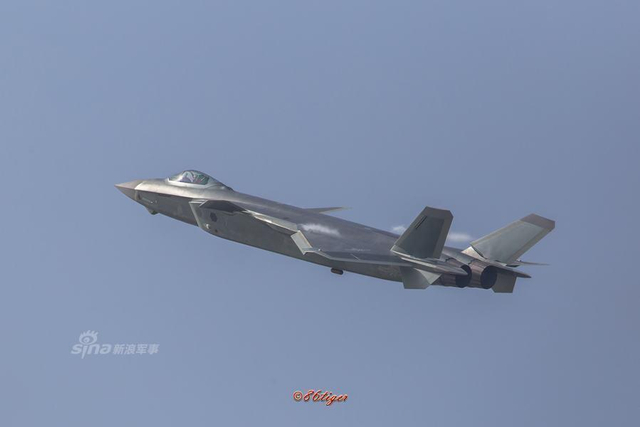 歼20座舱盖涂层五彩反光!不选一体化并非落后